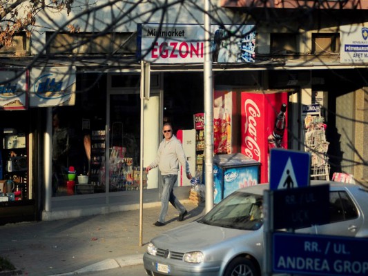 Minimarketi “Egzoni”, shihet nga zyra e Januzit, Prishtinë, 14.11.15. Fotografia: Driton Bublaku