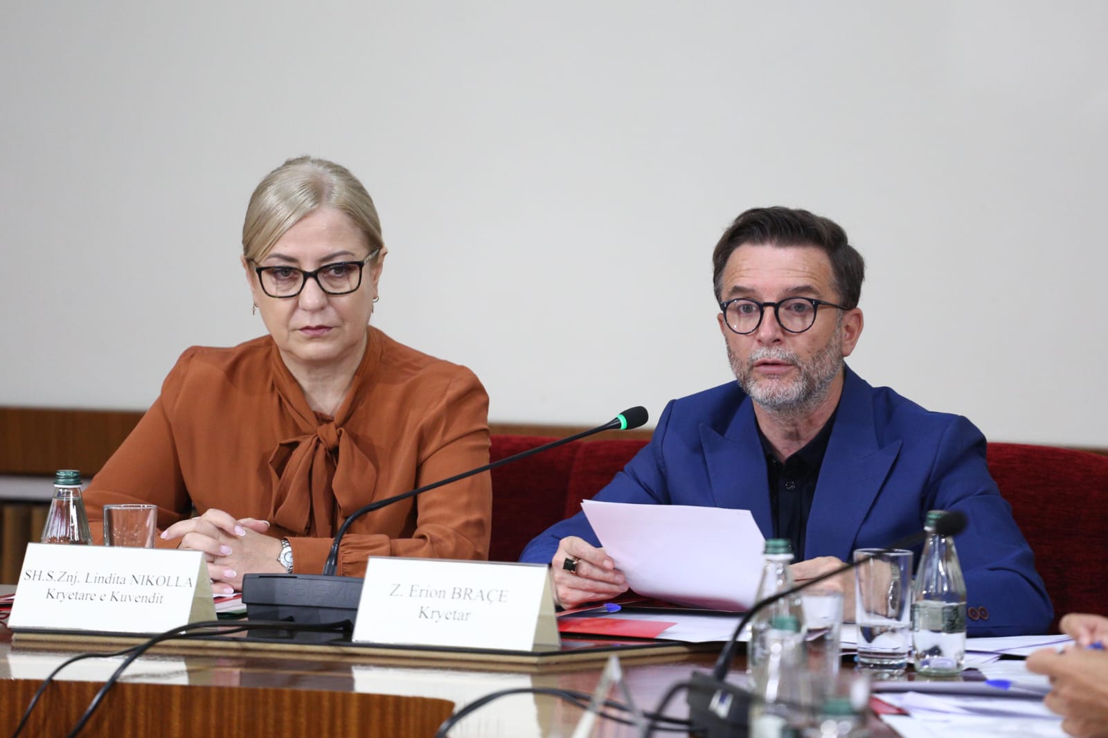 Kryetarja e Kuvendit Lindita Nikolla dhe kryetari i nënkomisionit të dizinformimit, Erjon Braçe | Foto: LSA