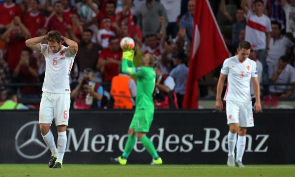 Daley Blind i Hollandës duket i dëshpëruar pas humbjes shpartalluese 3 me 0 përballë Turqisë për ndeshjet kuafilifikuese të Grupit A për Euro 2016. (AP Photo)