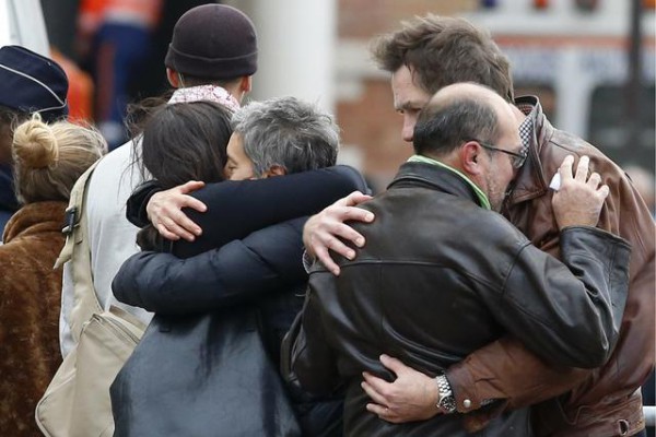 Njerëzit reagojnë ndaj morgut në Paris, Francë. 16 nëntor 2015. (AP Photo/Francois Mori)