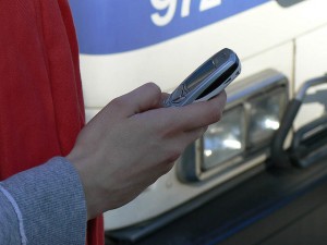 Një person përdor një telefon jo të përparuar. Foto: Flickr