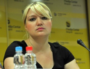 Anita Mitiç tani po pret seancën dëgjimore. Foto: Media Centre Belgrade.