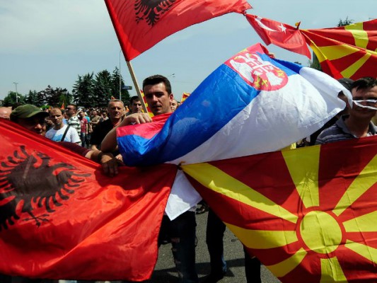 Një shenjë e unitetit etnik gjatë protestës në maj. Foto: BIRN.