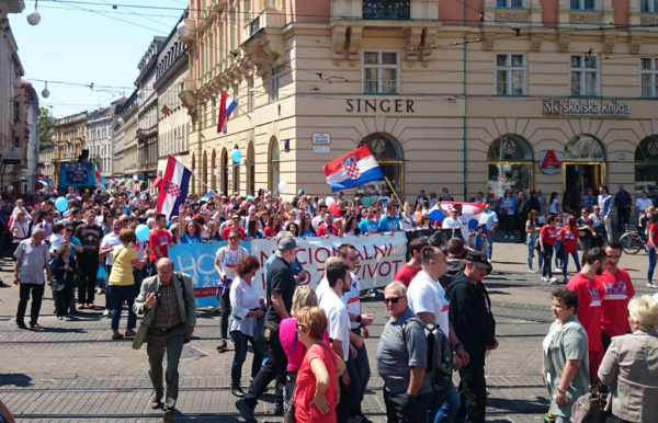 Një ‘Marshim për Jetën' në Zagreb në maj 2016, organizuar nga një grup konservator që kundërshton abortin. Foto: Masenjka Bacic