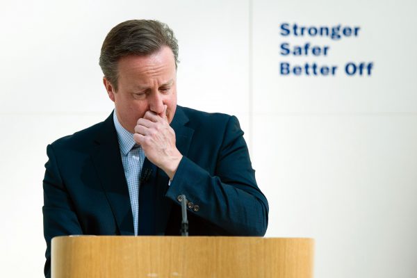 Kryeministri britanik David Cameron ndalon gjatë fjalimit të tij mbi Bashkimin Europian në Muzeun Britanik në Londër, 9 maj 2016. Kryeministri tha se largimi i Britanisë nga blloku shton rrezikun e luftës në Europë. Foto: BETA(Leon Neal/Pool via AP)