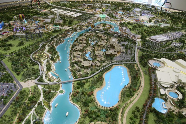 Një model arkitekturor i liqenit qëndror dhe hotelit Lapita në Kompleksin e Parqeve dhe Resorteve të Dubait më 1 mars 2016. (AP Photo/Kamran Jebreili)