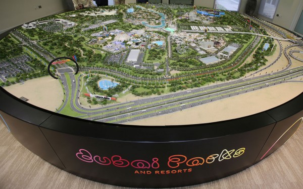 Detaj nga modeli arkitekturor i Kompleksit të Parqeve dhe Resorteve të Dubait, ekspozuar për publikun më 1 mars 2016. Parku pritet të hapet në tetor 2016 dhe realizimi i projektit ka kushtuar 2.8 miliardë dollarë. (AP Photo/Kamran Jebreili)