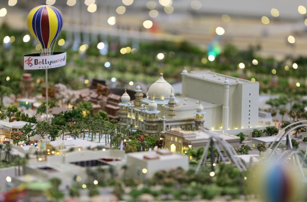 Një model arkitekturor i teatrit Rajmahall, i cili është pjesë e Parqeve Bollivud të Kompleksit dhe Resortit Dubai Parks, i prezantuar për publikun në Dubai më 1 mars 2016. Ky kolazh multikulturor përfshin një kompleks teatrosh të frymëzuar sipas stilit të Taxhmahallit, ku kombinohen tullat plastike të Legoland me objekte të frymësuara nga skenat e filmave. (AP Photo/Kamran Jebreili)