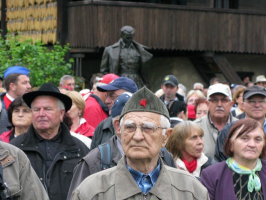 Ish-luftëtarë antifashistë u mblodhën për të nderuar kujtimin e komandantit të tyre. Foto: Sven Milekic/BIRN.