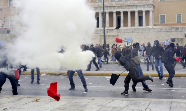 Protestuesit po vrapojnë për të shpëtuar nga përleshjet me policinë në Athinë më 4 shkurt 2016. (AP Photo/Petros Giannakouris)