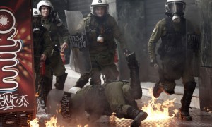 Protestuesit po hedhin bombë molotov kundër policisë në Athinë më 4 shkurt 2016. (AP Photo/Kostas Tsironis).