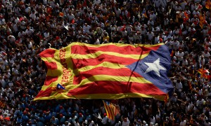 Protestuesit po mbartin një flamur “estelada”, simbol i lëvizjes pro pavarësisë në Katalunja, gjatë një demonstrate më 11 shtator 2015. Shoqata e Bankave të Spanjës bëri të ditur më 23 shtator se vendi do të përballet me pasiguri të shumta në rast se del i pavarur për shkak se njëkohësisht me pavarësinë do të detyrohet automatikisht të dalë nga Bashkimi Europian dhe euro ndërsa rianëtarësimi në BE do të kërkojë miratimin paraprak të Spanjës. (AP Photo/Manu Fernandez, File)