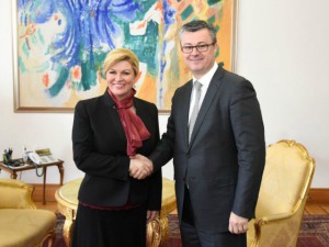 Kolinda Grabar Kitarovic (majtas) dhe Tihomir Oreskovic (djathtas). | Foto: Zyra e Presidentit