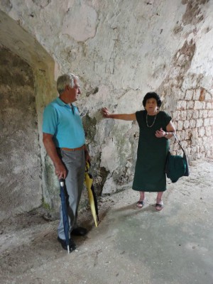 Djali dhe kushërira e Ljubicës vizitojnë një nga qelitë gjatë vizitës në Ditën Përkujtimore që familja bën çdo vit në Mamula. Foto: Jovanka Uljarevic