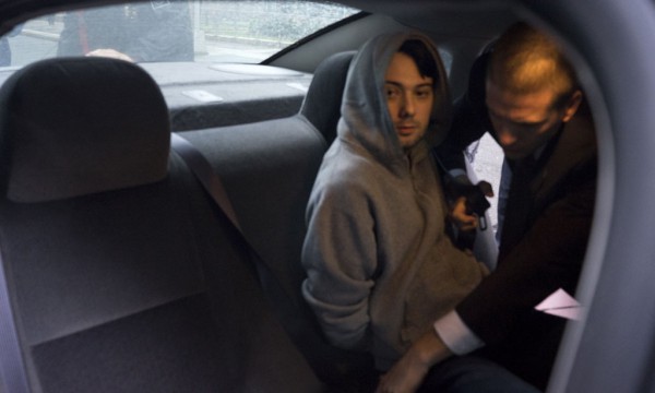 Martin Shkreli duke u ulur në një makinë policie pasi u shpall i ndaluar i dyshuar për mashtrim dhe i akuzuar për shtatë mashtrime të ndryshme nga një gjykatë federale në Bruklin, Nju Jork më 17 dhjetor 2015. (AP Photo/Craig Ruttle)