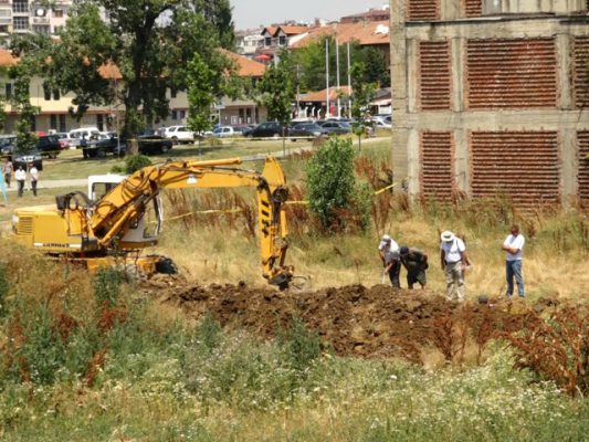 Kërkimi për trupat e varrosur në kampusin e Universitetit të Prishtinës. Foto: BIRN