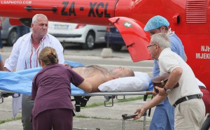 Njeri prej efektiveve te plagosur te RENEA-s, duke u transportuar ne Spitalin Ushtarak. Foto:LSA 