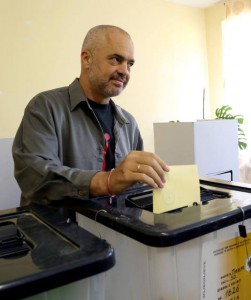 Kryeministri Edi Rama duke votuar ne qendren e votimit te fshatit Surrel. 