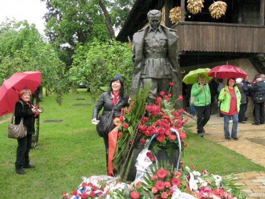 Njerëz duke bërë fotografi pranë statujës së Titos. Foto: Sven Milekic/BIRN.