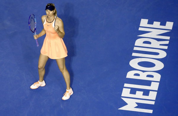 Maria Sharapova po feston fitoren kundër Lauren Davis të SHBA-së më 22 janar 2016 në ndeshjen e raundit të tretë të kampionatit Australia Open. (AP Photo/Rafiq Maqbool, File)