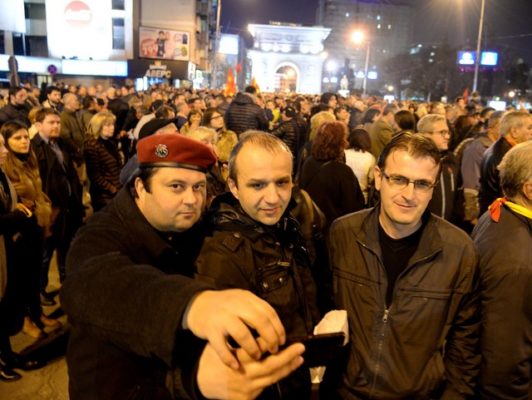 Protestuesit i mohojnë lidhjet me partinë VMRO DPMNE. Foto: MIA