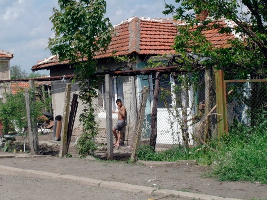Shtëpia e rrënuar që një grua ka blerë me 3500 eurot që fitoi nga shitja e fëmijës së saj te një familje greke. Fshati Ekzarh Antimovo, në juglindje të Bullgarisë. Maj, 2015. Foto: Juliana Koleva