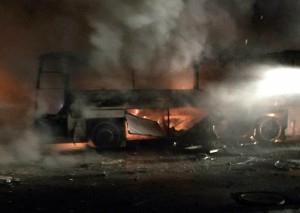 Një makinë e përfshirë nga flakët në Ankara, pas shpërthimit të një makine bombë që vrau 28 persona. 17 shkurt 2016. Foto: Beta/AP. 