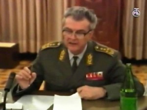 Kadijevic në një seancë televizive në komandës supreme të forcave të armatosura të Jugosllavisë më 1991.