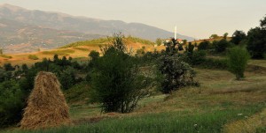 Xhami në Kuturman, Çermenikë, fshati i lindjes së autorit dhe panorama përreth. | Foto: Vladimir Karaj.