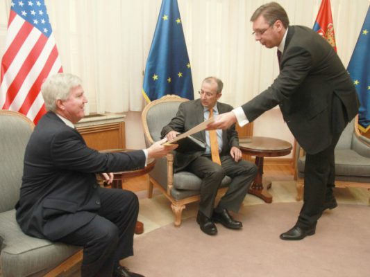 Kryeministri Aleksandër Vuçiç në takim me ambasadorët e SHBA dhe BE. Foto: Beta