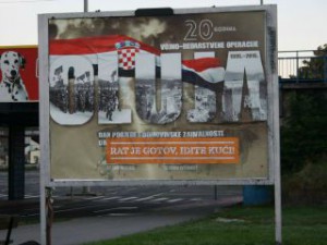 Nje reklame e madhe ne Zagreb fper paraden ushtarake ne nder te Operacionit 'Stuhia' u prish duke i ngjitur siper nje slogan kunder luftes. Foto: Facebook.