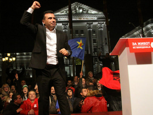 Kreu i Social Demokratëve në opozitë feston fitoren përpara selisë qeveritare të dielën mbrëma. Foto: MIA