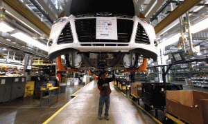 Një punëtor po punon në linjën a asemblimit të Ford Focus në një fabrikë të Fordit në Miçigan, SHBA. Eficenca e punës konsiderohet si faktori kyç për rritjen ekonomike në dekadat e ardhëshme. (AP Photo/Paul Sancya)