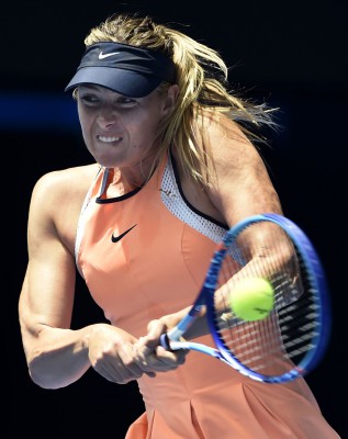 Maria Sharapova në ndeshjen përballë Serena Williams të SHBA-së në Australia Openmë 26 janar 2016. (AP Photo/Andreë Brownbill)