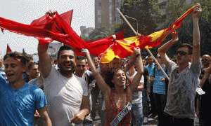 Protestues me flamuj maqedonas dhe shqiptarë po kërcejnë ndërsa po protestojnë para kryeministrisë në Shkup, Maqedoni më 17 maj 2015. (AP Photo/Boris Grdanoski)