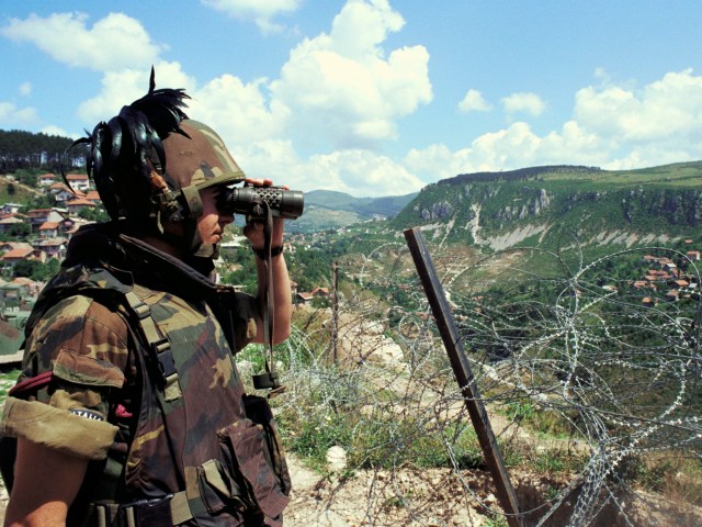 Një ushtar italian mbi kodrat në Sarajevë në 1996. Foto: NATO.