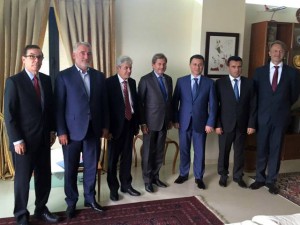 Liderët maqedonas në një takim të mëparshëm me komisionerin europian për zgjerim Johannes Hahn.