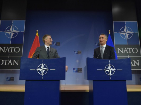 Majtas Igor Luksic (Zv.Kryministër dhe ministër i Jashtëm i Malit të Zi dhe Sekretari i Përgjithshëm i NATO-s, Jens Stoltenberg.